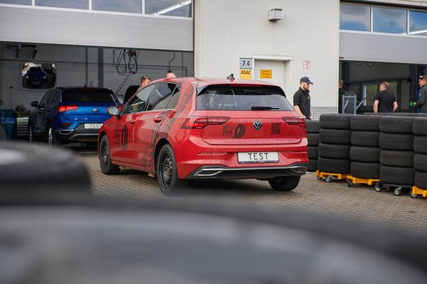 Foto: ADAC - Der ADAC hat 16 Ganzjahresreifen für Kleinwagen getestet